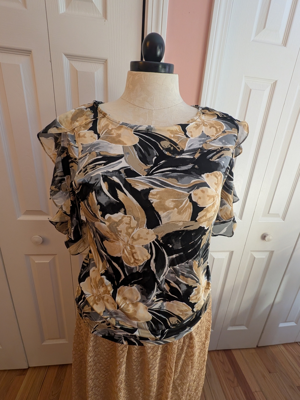 NWOT Sara Michele Floral Flutter Sleeve Top Size